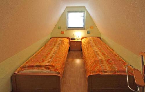 Кровать или кровати в номере Beautiful Home In Waren mritz With Kitchen