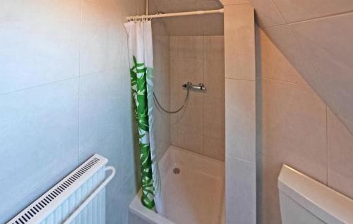 Ванная комната в Beautiful Home In Waren mritz With Kitchen