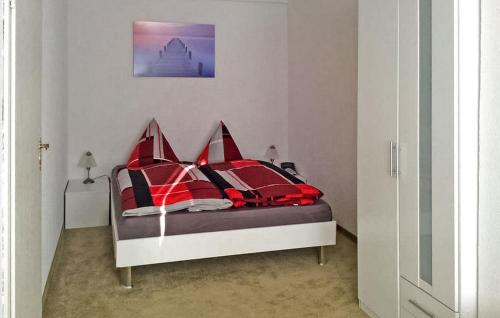 1 dormitorio con 1 cama con almohadas rojas y negras en Gorgeous Home In Waren mritz With Wifi, en Warenshof