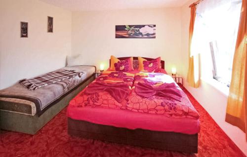 1 Schlafzimmer mit 2 Betten und einem Fenster in der Unterkunft Stunning Apartment In Korswandt-usedom With Kitchen in Korswandt