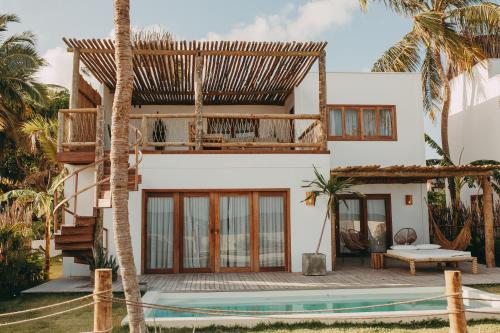 ein Haus mit Pool davor in der Unterkunft Villa Mango Beach Houses in Praia de Moitas