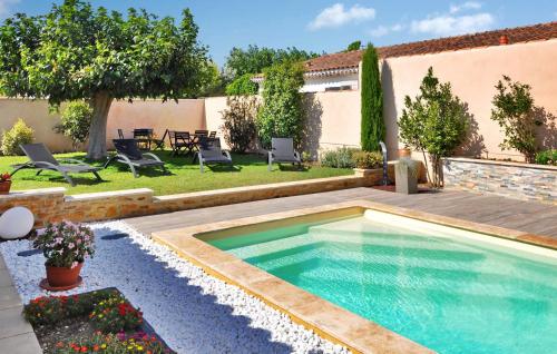una piscina en el patio trasero de una casa en La Villa De Sacha, en Vedène