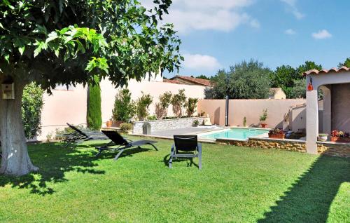 Un patio con dos sillas y una piscina. en La Villa De Sacha, en Vedène