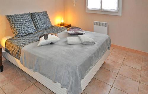 - une chambre avec un lit et des oreillers dans l'établissement La Villa De Sacha, à Vedène