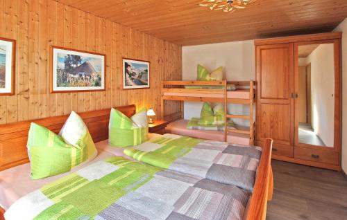 1 dormitorio con 1 cama con almohadas verdes en 1 Bedroom Lovely Home In Garz Auf Rgen, en Garz