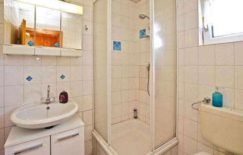 y baño blanco con lavabo y ducha. en 1 Bedroom Lovely Home In Garz Auf Rgen, en Garz