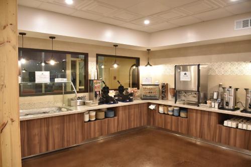 a coffee shop with a counter in a room at Ontario Airport Inn in Ontario