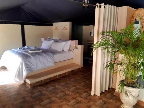 1 dormitorio con 1 cama en una habitación en THE FARM LODGES & Private pool, en Marrakech