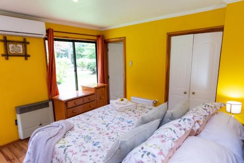 Postel nebo postele na pokoji v ubytování Cabañas el Dorado Pucón