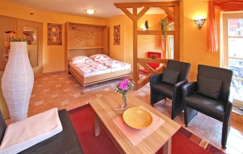 Cette chambre comprend un lit, une table et des chaises. dans l'établissement Lovely Apartment In Neustrelitz With Kitchen, à Neustrelitz
