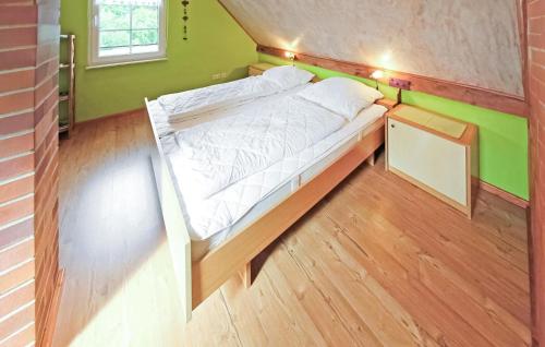 a small bed in a room with green walls at 1 Bedroom Cozy Home In Jabel Ot Loppin in Loppin