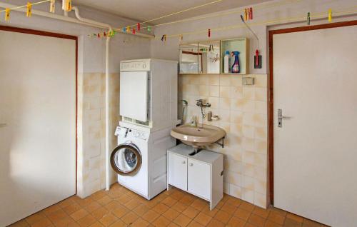 een badkamer met een wasmachine en een wastafel bij Amazing Home In Rheinsberg Ot Kagar With Wifi in Kagar