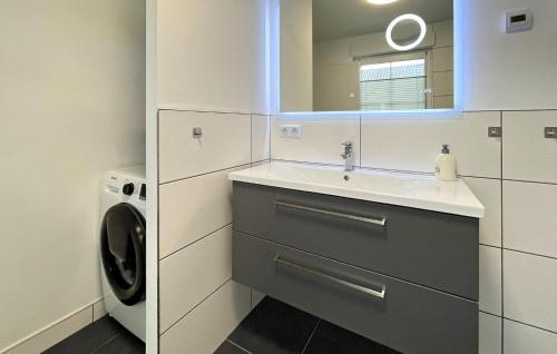 een badkamer met een wastafel en een wasmachine bij Pet Friendly Home In Fuhlendorf With Kitchen in Fuhlendorf
