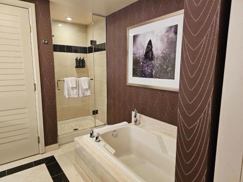 ein großes Bad mit einer Badewanne und einer Dusche in der Unterkunft Executive Unit by the Strip Las Vegas in Las Vegas