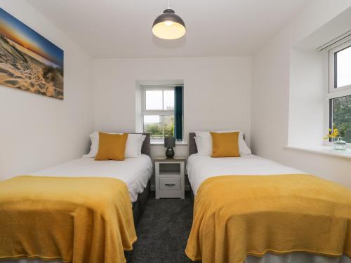 Giường trong phòng chung tại Wellfield Cottage