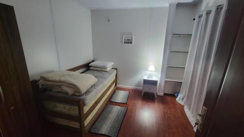 ビージャ・セラナにあるCasa Floridaの小さなベッドルーム(ベッド1台、ナイトスタンド付)
