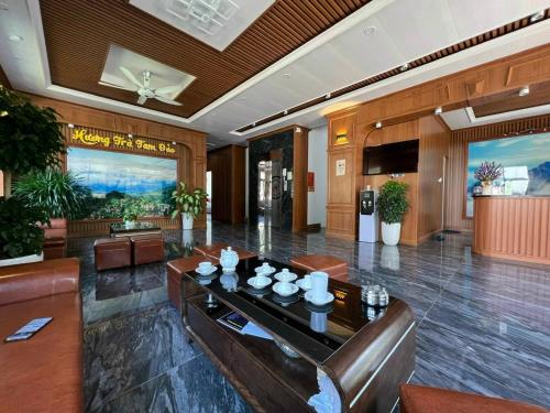 a lobby of a hotel with a table and chairs at Hương Trà Villa - Hotel Tam Đảo in Tam Ðảo