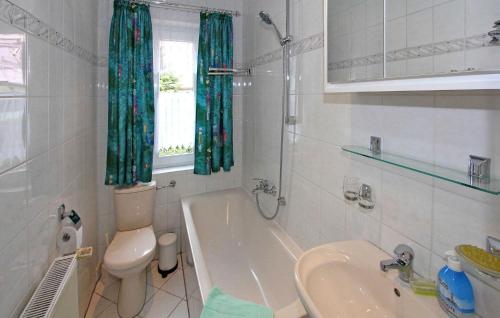uma casa de banho com uma banheira, um WC e um lavatório. em Beautiful Home In Wolgast-mahlzow With Wifi em Wolgasterfähre