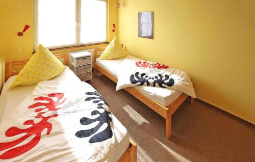 Postel nebo postele na pokoji v ubytování 2 Bedroom Cozy Apartment In Silz