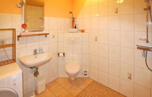 uma casa de banho com um WC e um lavatório em 2 Bedroom Cozy Apartment In Silz em Silz