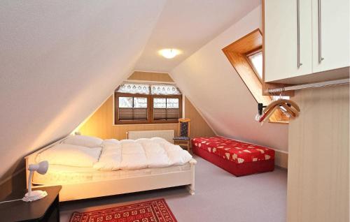 a bedroom with a bed and a red ottoman at Gorgeous Apartment In Userin With Wifi in Userin