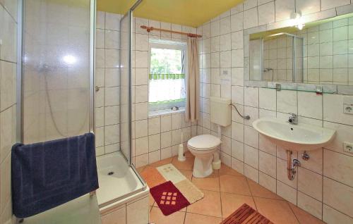 y baño con lavabo, aseo y ducha. en 2 Bedroom Awesome Home In Rheinsberg Ot Zechline, en Scharfenberg
