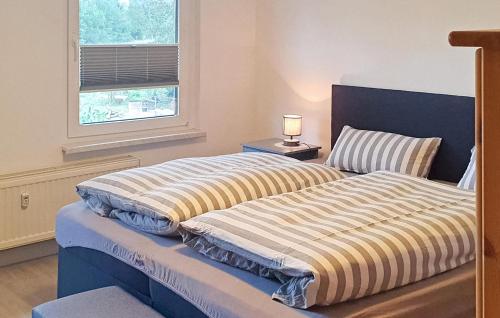 1 Schlafzimmer mit 2 Betten und einem Fenster in der Unterkunft 1 Bedroom Nice Apartment In Raduhn in Raduhn