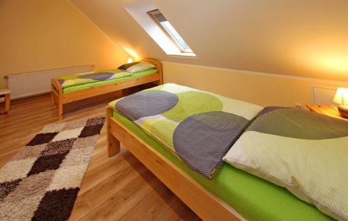 - une chambre avec 2 lits dans l'établissement Cozy Apartment In Userin With Lake View, à Userin