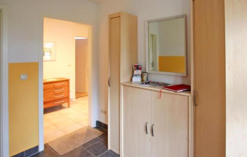 La salle de bains est pourvue d'une armoire et d'un miroir. dans l'établissement Lovely Apartment In Malchow With Sauna, à Malchow