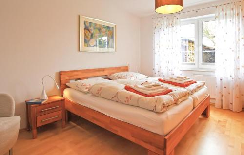 - une chambre avec un lit et 2 serviettes dans l'établissement Lovely Apartment In Malchow With Sauna, à Malchow