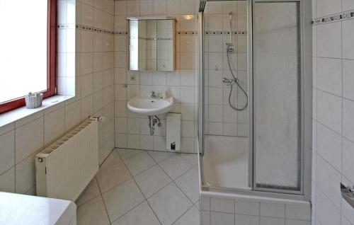 y baño con ducha y lavamanos. en 1 Bedroom Cozy Apartment In Mirow, en Mirow