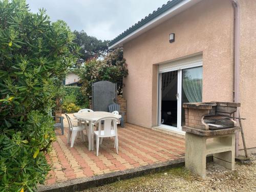 Photo de la galerie de l'établissement Maison calme proche plage et surf à Biscarrosse - 4 pers, terrasse & BBQ, ménage inclus - FR-1-319-464, à Biscarrosse