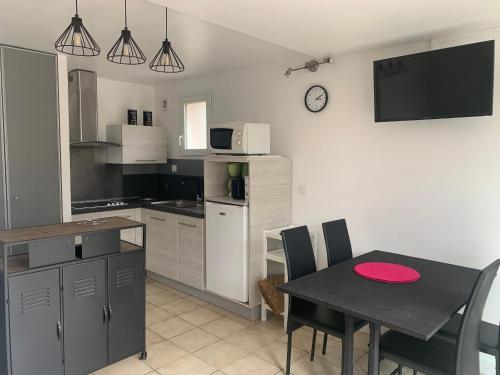 Photo de la galerie de l'établissement Maison calme proche plage et surf à Biscarrosse - 4 pers, terrasse & BBQ, ménage inclus - FR-1-319-464, à Biscarrosse