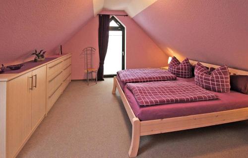 um quarto com 2 camas e um lavatório no sótão em 1 Bedroom Gorgeous Home In Feldberger Seenlandsch em Feldberg