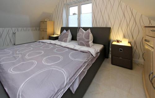 1 dormitorio con 1 cama grande y edredón morado en Beautiful Apartment In Dabel With Lake View en Dabel