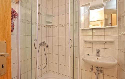 y baño blanco con lavabo y ducha. en Gorgeous Home In Lietzow Auf Rgen With Kitchen, en Lietzow