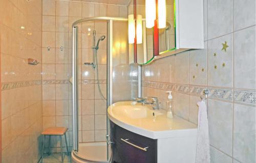 Kylpyhuone majoituspaikassa 1 Bedroom Beautiful Apartment In Nordwestuckermark