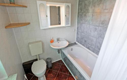 a bathroom with a sink and a toilet and a tub at Beautiful Apartment In Mirow Ot Qualzow With Wifi in Qualzow