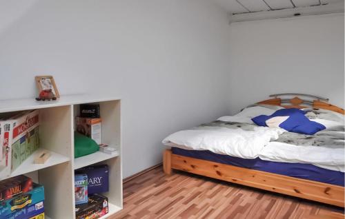 1 dormitorio con cama y estante para libros en Amazing Home In Neubrandenburg With Wifi, en Neubrandenburg