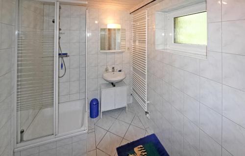 y baño blanco con lavabo y ducha. en Amazing Apartment In Plau Am See With Kitchen, en Plau am See