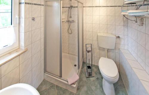 uma casa de banho com um WC e um chuveiro em Amazing Home In Torgelow Am See With Lake View em Torgelow am See