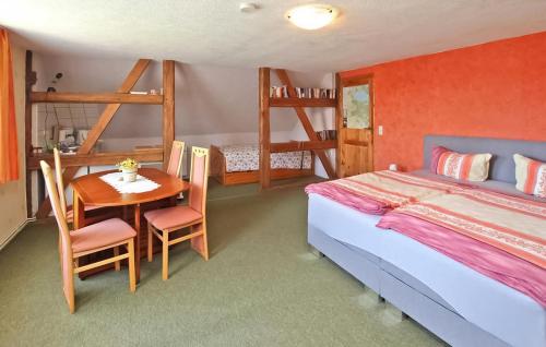 - une chambre avec un lit, une table et des lits superposés dans l'établissement 1 Bedroom Stunning Apartment In Meiersberg, à Meiersberg