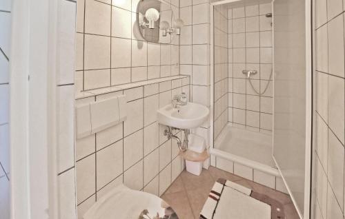 La salle de bains est pourvue de toilettes, d'un lavabo et d'une douche. dans l'établissement 1 Bedroom Stunning Apartment In Meiersberg, à Meiersberg