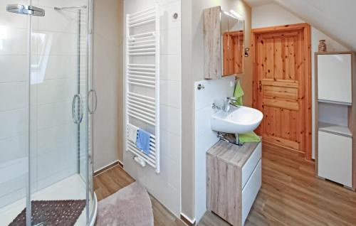 Ένα μπάνιο στο Lovely Apartment In Mirow Ot Schwarz With Wifi