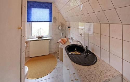 uma casa de banho com um lavatório e uma janela em Stunning Apartment In Heringsdorf seebad With Kitchen em Bansin
