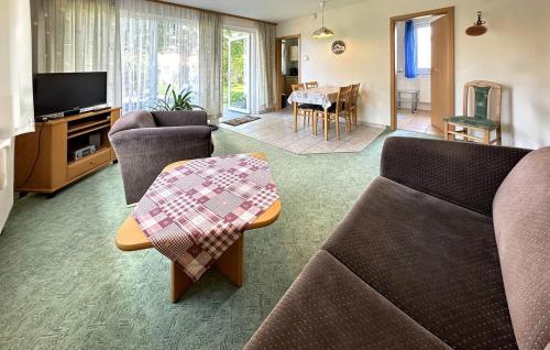 una sala de estar con un sofá y una mesa en Ferienhaus Zinnowitz Seebad, en Zinnowitz