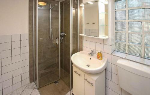 uma casa de banho com um chuveiro e um lavatório. em Cozy Home In Lubmin seebad With Kitchen em Lubmin