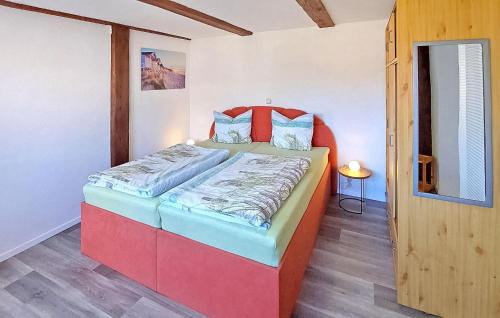 um quarto com uma cama grande e uma cabeceira vermelha em Beautiful Home In Barth With Kitchen em Barth