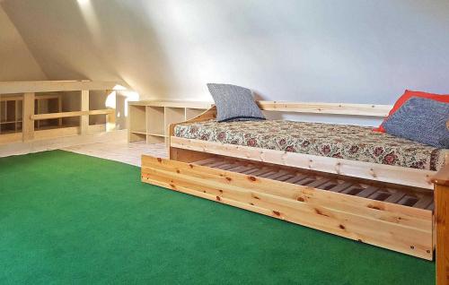 - une chambre avec 2 lits et un tapis vert dans l'établissement Amazing Home In Lbberstorf With Kitchen, à Lübberstorf