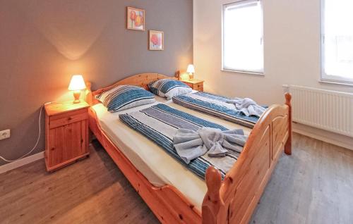 - deux lits jumeaux dans une chambre avec deux lampes dans l'établissement Awesome Home In Zinnowitz seebad With Kitchen, à Zinnowitz